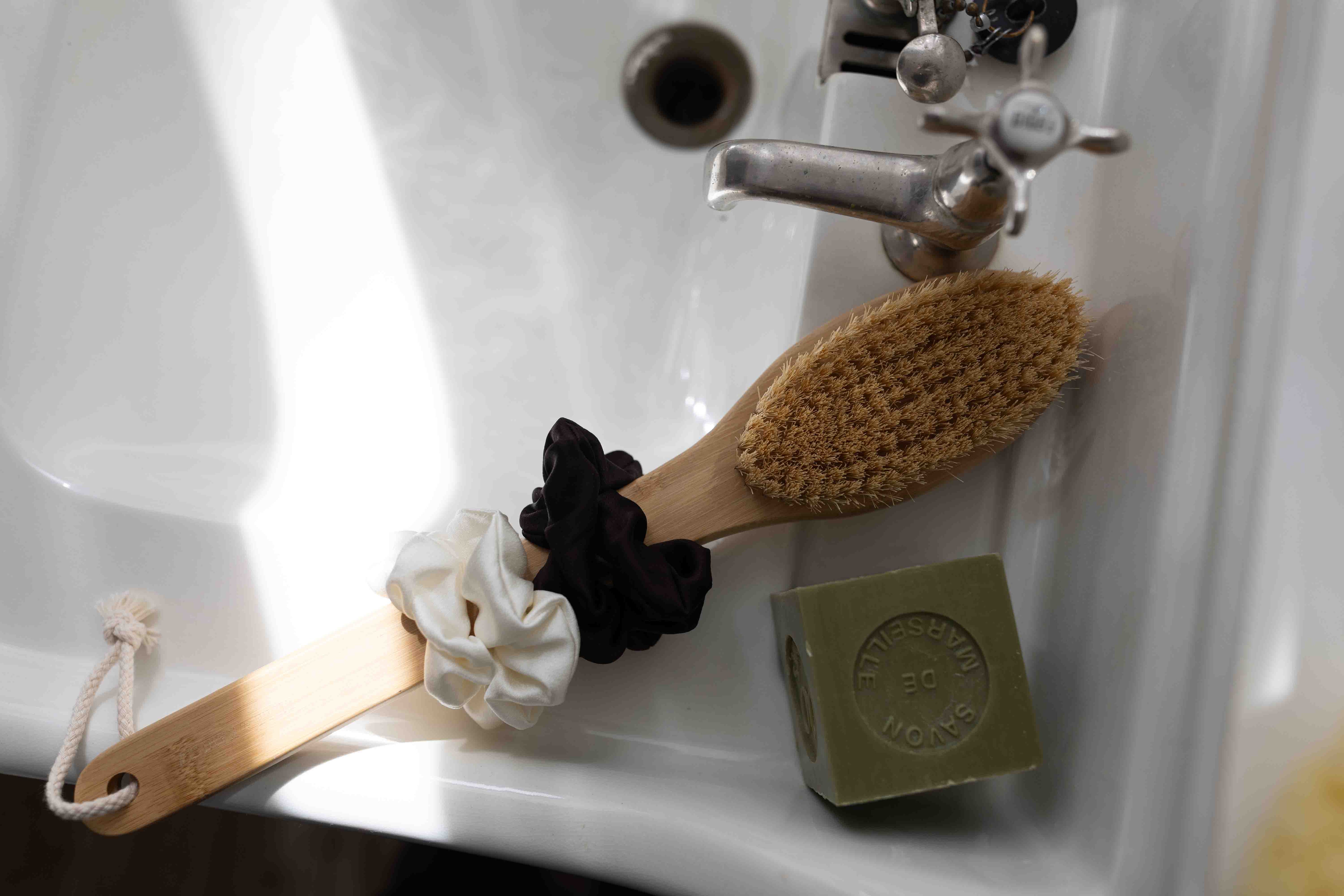 Coco Silk Scrunchie - dark chocolate – Produktbild 2