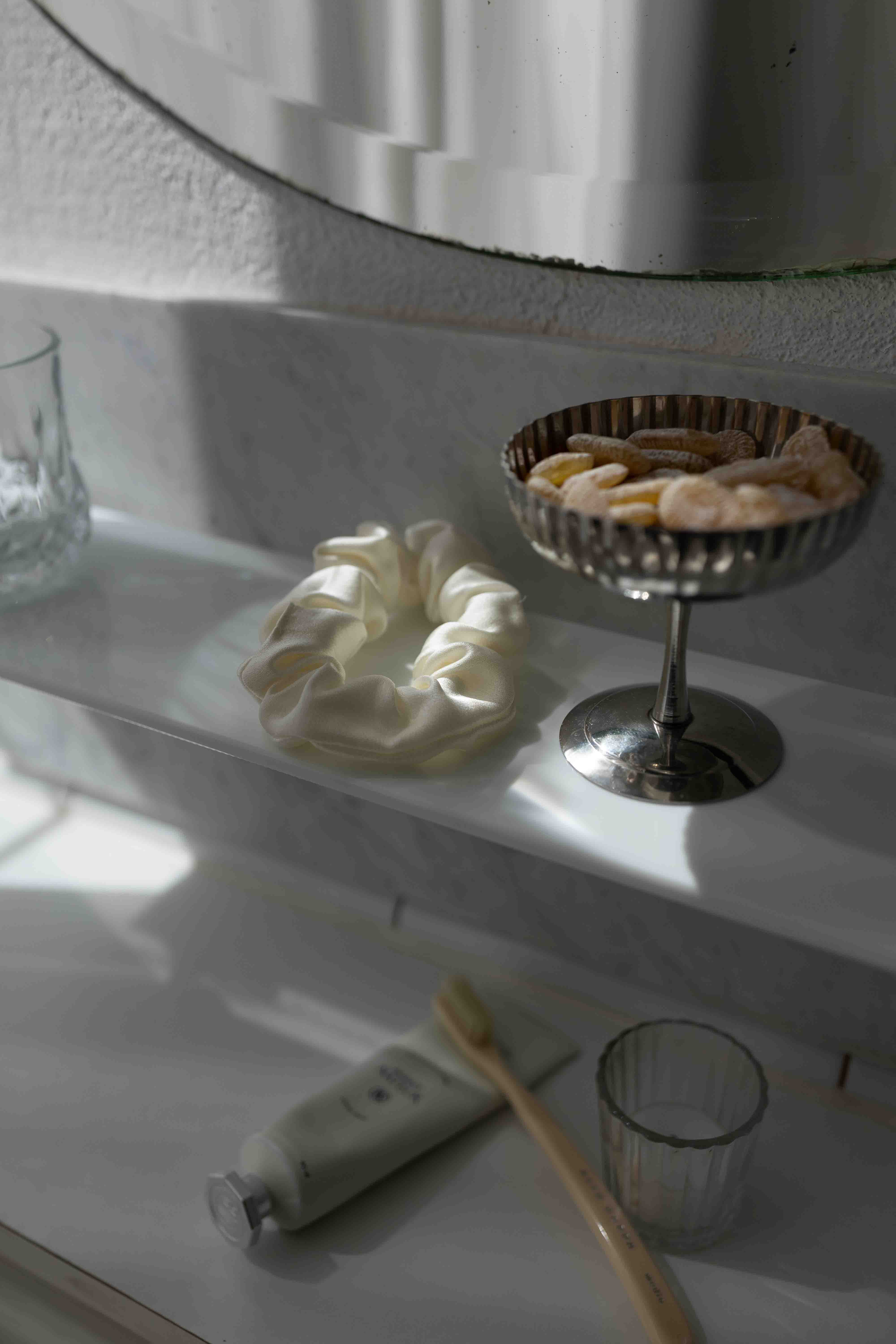Coco Silk Scrunchie - pure ivory – Produktbild 2