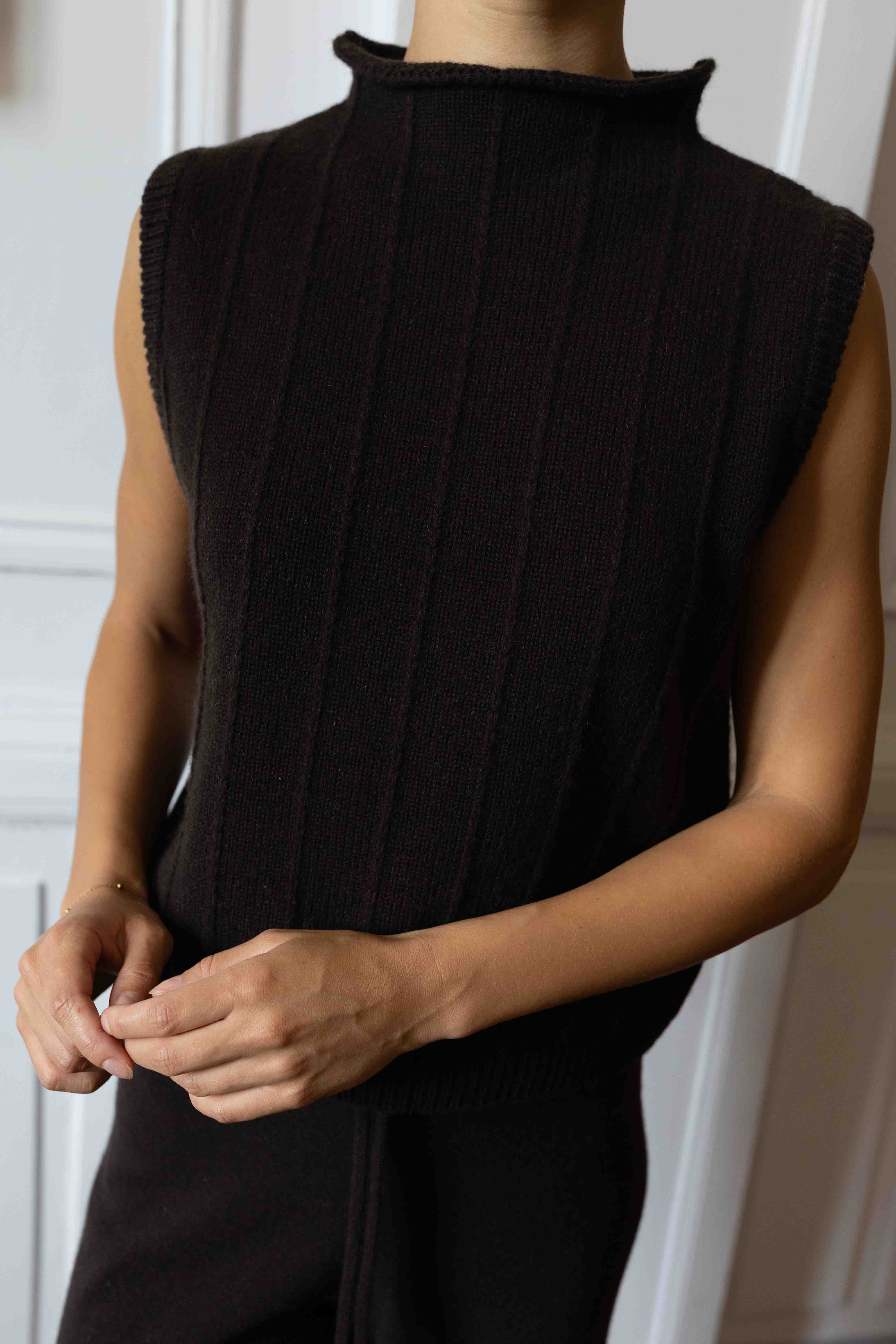 Louise Structured Vest - dark chocolate – Produktbild 3